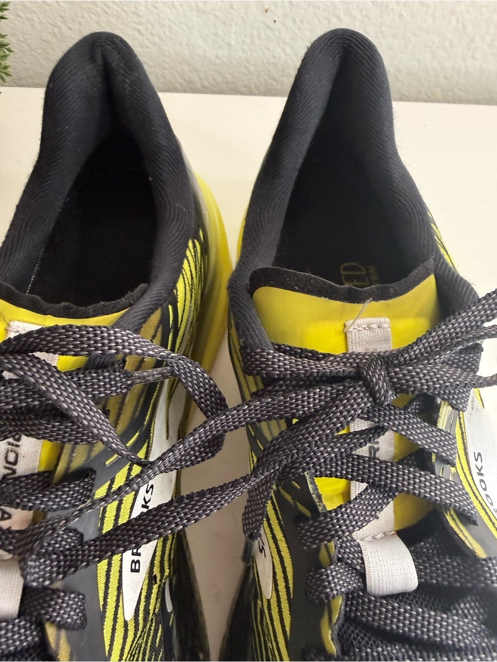 Brooks Hyperion Max men size 8.5 Running Shoe - Black & Yellow - Picture 3 of 9